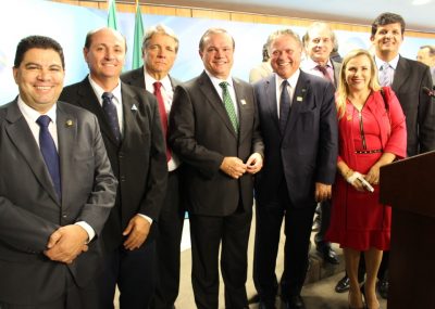 Da dir para esq: senador Cidinho Santos, Amarildo Merotti (Acrimat), Mário Cândia Figueiredo(Acrimat), senador Wellington Fagundes, ministro Blairo Maggi, José Guaresqui (Mapa), Terezinha Maggi e Guilherme Nolasco (Indea-MT)